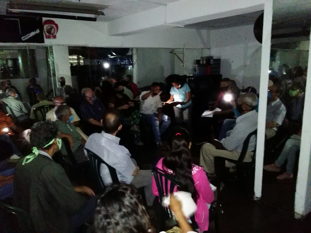 ADOrgCaracas's tweet photo. 22Sep Reunión del Secretario de Organización y encargado del CES Caracas @Silveriofiguera con los Secretarios Generales de las Parroquias y miembros del CODOP @ADcaracas no se detiene. Aun con un bajón de luz. Seguimos ADelante #Resteados con @hramosallup y @prospericarlos https://t.co/Dn4TwkCoDX