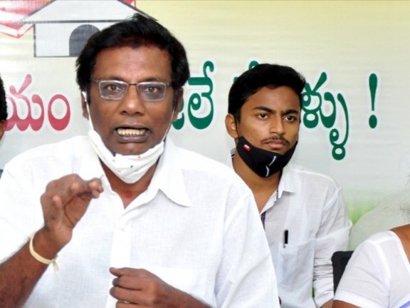 Wasim55510's tweet photo. *2018లో రైతుల సమస్యలు పరిష్కరించి పుట్టి రూ.15 వేలకు పైగా అమ్మేలా చేస్తే సోమిరెడ్డి చంద్రమోహన్ రెడ్డి మిల్లర్ల వద్ద ముడుపులు తీసుకున్నారని నోటికొచ్చిన అబద్దాలు అబద్ధాలు చెప్పావు కాదయ్యా సర్వేపల్లి ఎమ్మెల్యే గోవర్ధన్ రెడ్డి.
*- టీడీపీ నేత ఆనం వెంకట రమణారెడ్డి....* https://t.co/OGeq6sOtLA