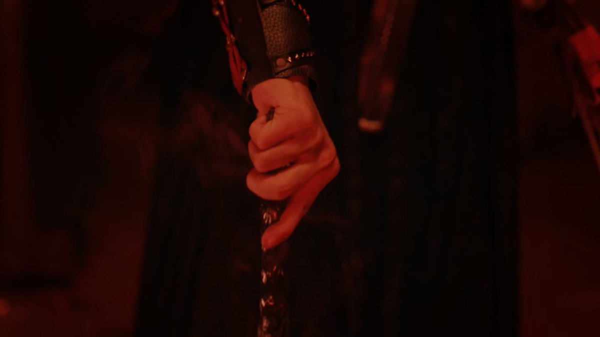 OMG DO NOT EVER JUST TOUCH THE RANDOM CREEPY SWORD THIS IS NOT A DRILL WEI WUXIAN OMG