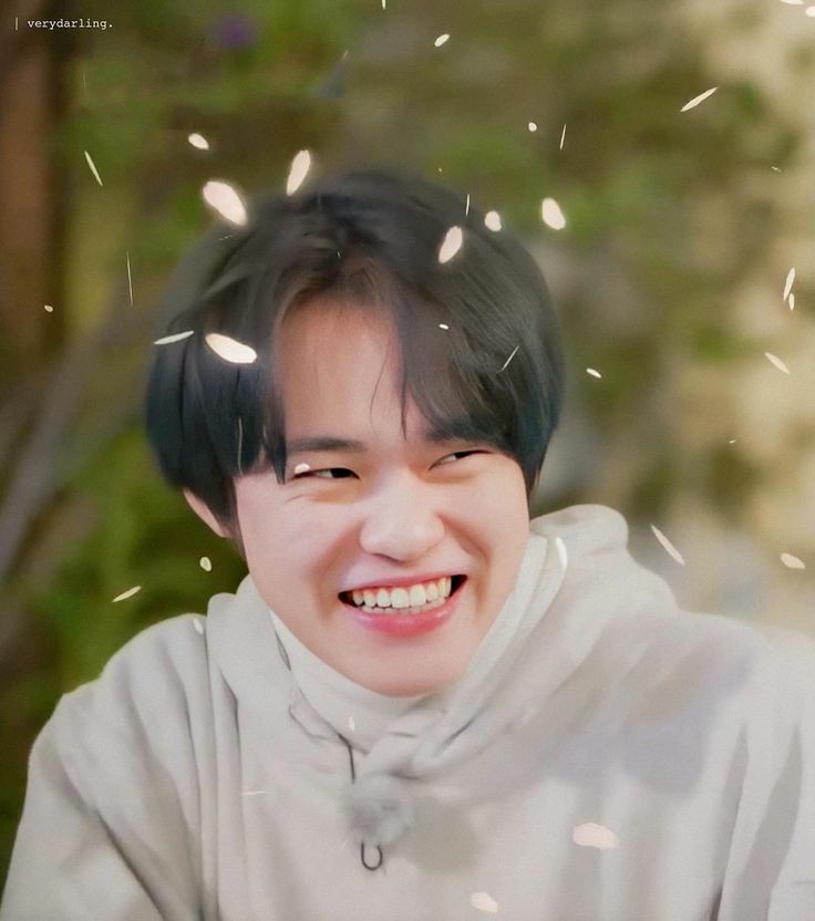 yunhyerimie's tweet photo. lil sun don't let this smile go away 🥺💚🐬 #TREATCHENLEBETTER https://t.co/ocGt17j9Ei