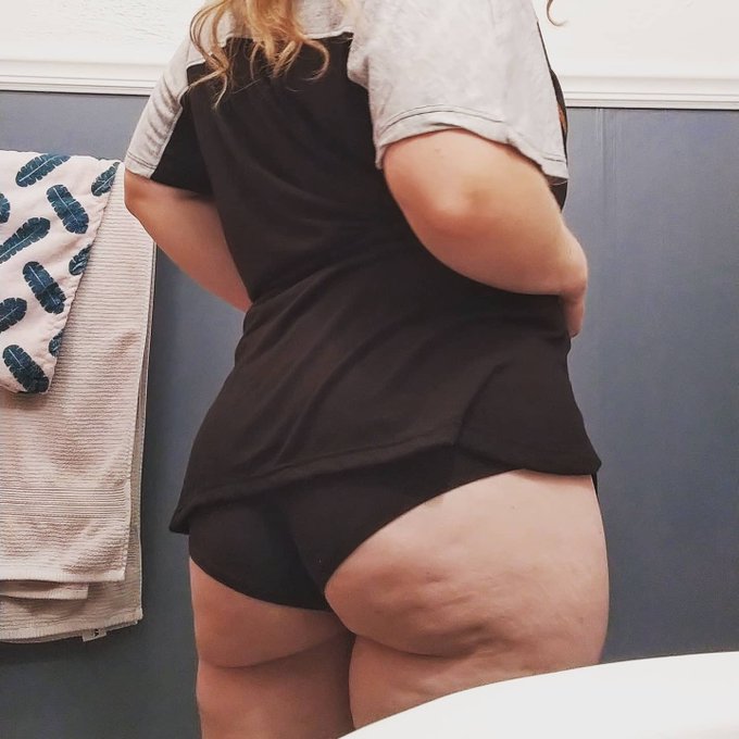 Come unwind with me? 🎃 #spookyseason #peekaboo #cheeky https://t.co/LU5txBRgCe<a href="/tag/spookyseason"class="tags">#spookyseason</a><a href="/tag/peekaboo"class="tags">#peekaboo</a><a href="/tag/cheeky"class="tags"><span>#cheeky</span></a>