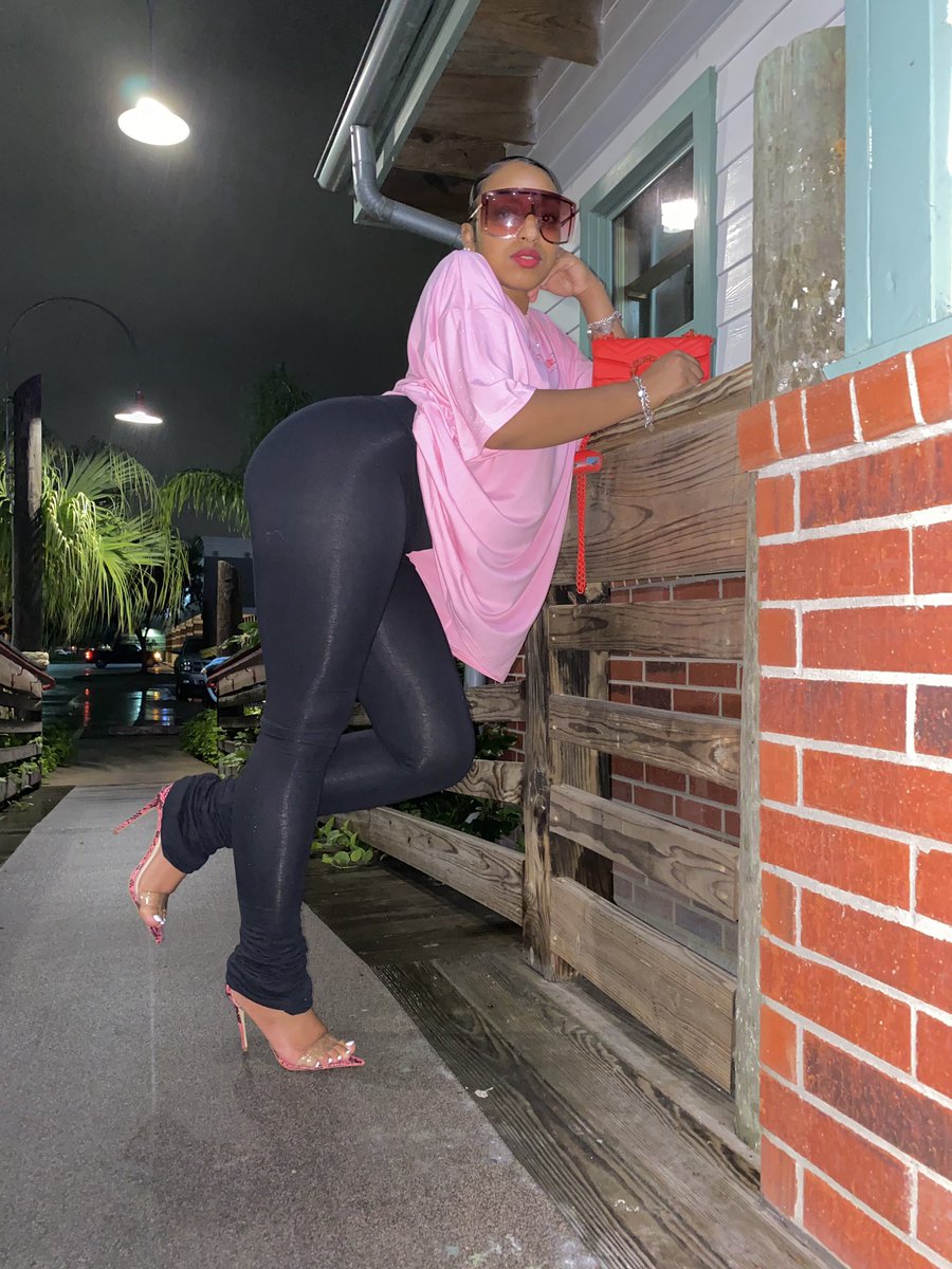 baadgaalbee's tweet image. it look light, but it’s HEAVY tho ❤️