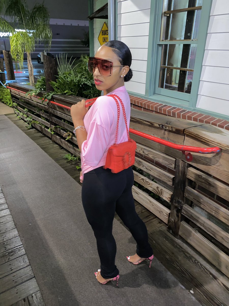 baadgaalbee's tweet image. it look light, but it’s HEAVY tho ❤️