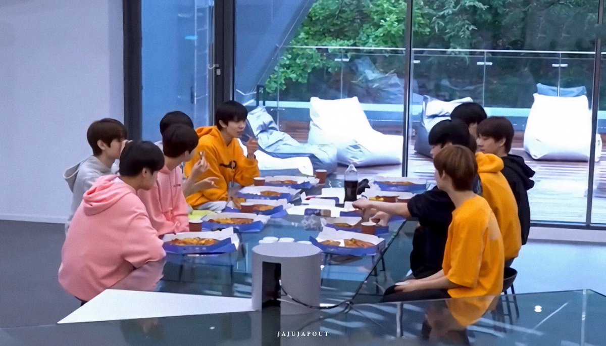 they're like a family talking and having fun while eating :(