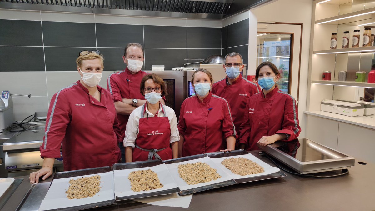 Atelier R&amp;D autour du #granola avec les chefs #eliorsante
Des recettes maison sucrées &amp; salées. 
De nouveaux #smoothies de fruits et légumes frais 🍐🍊🥝🍠 🥕pour nos convives #Handicap.