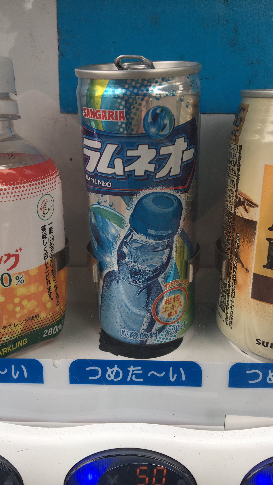 中田 和光 サグラダ 自販ジュースハンター 本日は サンガリア ラムネオー レア度 香りは お馴染みのラムネ だが 口にした瞬間に香りは息を潜め 代わってドライなソーダが現れた 見れば 柑橘エキス使用のカロリー0となっている ラムネ王