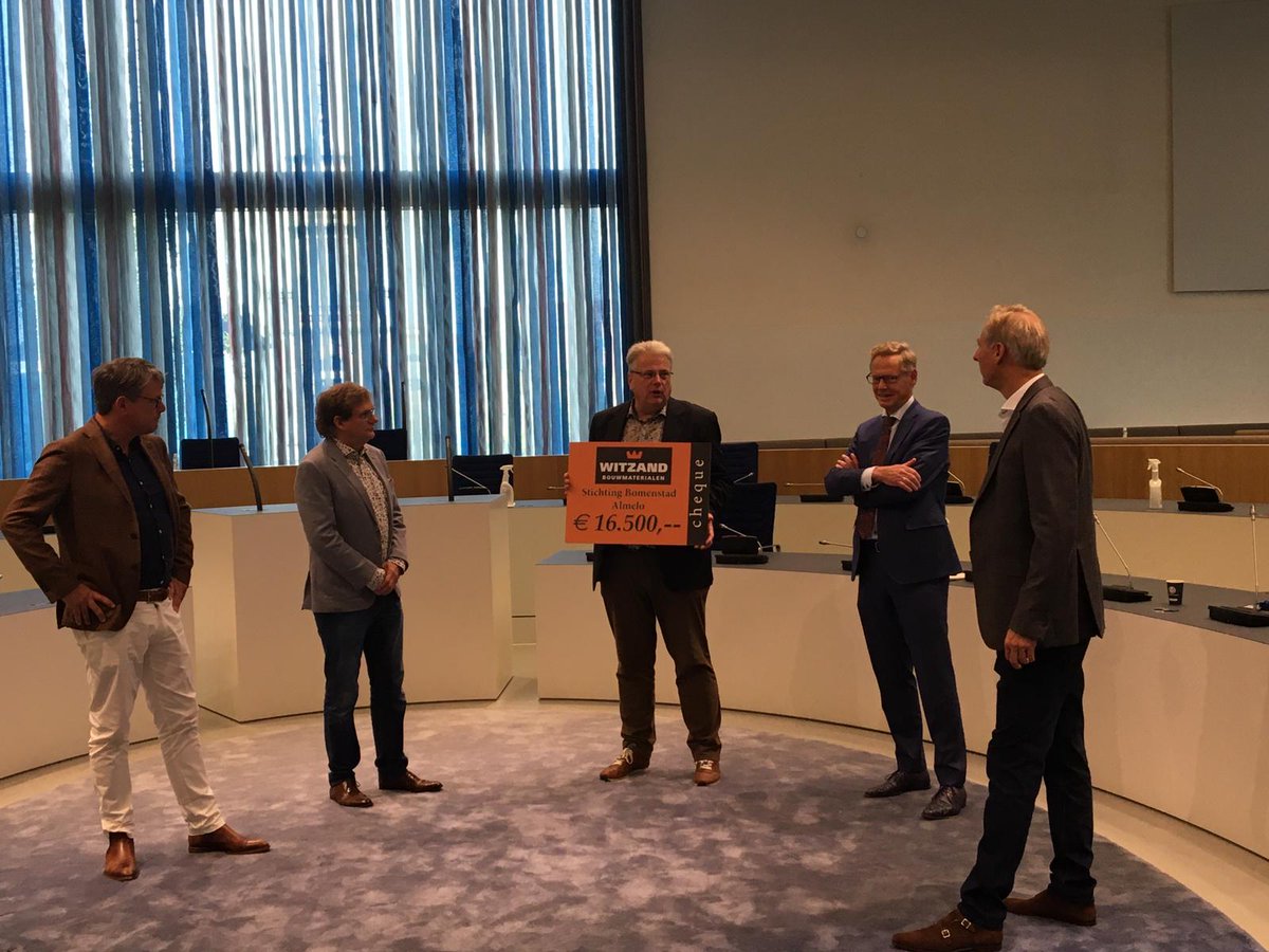 Het al meer dan 125-jarige <a href="/WitzandBV/">Witzand</a> deelt uit! Vanochtend overhandigden Hans Morsink en Jan Hein Witzand twee indrukwekkende cheques. <a href="/Gemeente_Almelo/">Gemeente Almelo</a> ontving 125 bomen. bomenstadalmelo.nl kreeg nog eens €16500 voor verdere vergroening van onze mooie binnenstad. Geweldig!