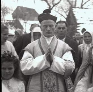 NieZapomnijONas's tweet photo. 23 września 1944 r. Niemcy powiesili na własnej stule księdza Józefa Stanka "Rudy", kapelana AK "Kryska".

Spod szubienicy, z pętlą na szyi, udzielił jeszcze wszystkim błogosławieństwa. Mógł się ewakuować na drugi brzeg Wisły, jednak oddał miejsce w pontonie innemu żołnierzowi. https://t.co/7Gl6nWoVSp