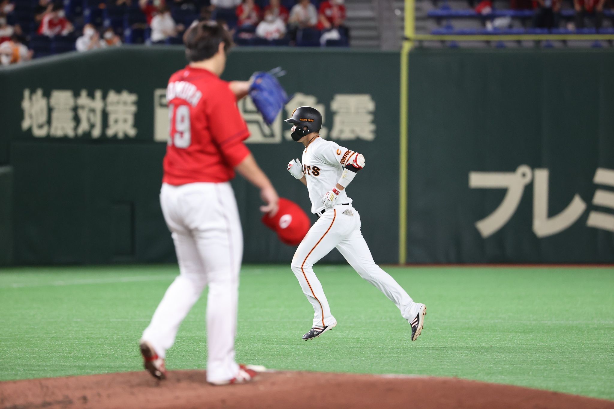 読売巨人軍 ジャイアンツ 巨人 広島 東京ドーム 三回 巨 3 0 広 先頭の 坂本勇人 選手がライトスタンドに今季16号ソロを放つ Withfans ジャイアンツ Giants 巨人戦 プロ野球 Dramaticbaseball T Co Sja79pyrqm