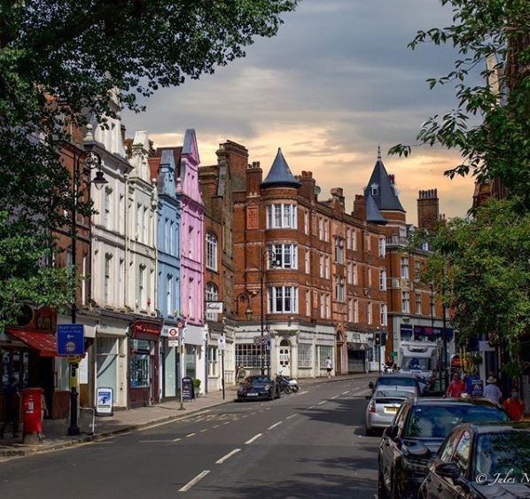 LondonSmooth's tweet photo. #Hampstead. This area of north #London is an affluent residential neighbourhood, long favoured by academics, artists, and media figures. 
#Property prices here can be steep, but for those who can afford it, a slice of village life awaits, and only 10 minutes from central London. https://t.co/Cup64isQvo