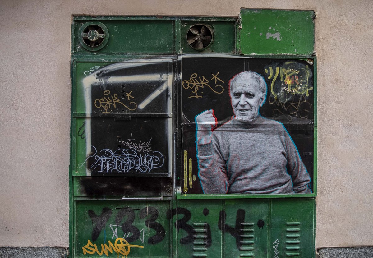 BrunoThevenin's tweet photo. Concentración para intentar paralizar el desahucio de Paco de 85 años y Jackie en la calle del Olmo 35 en Lavapiés #Olmo35SeQueda #Olmo35 https://t.co/AuQr89Tdkb