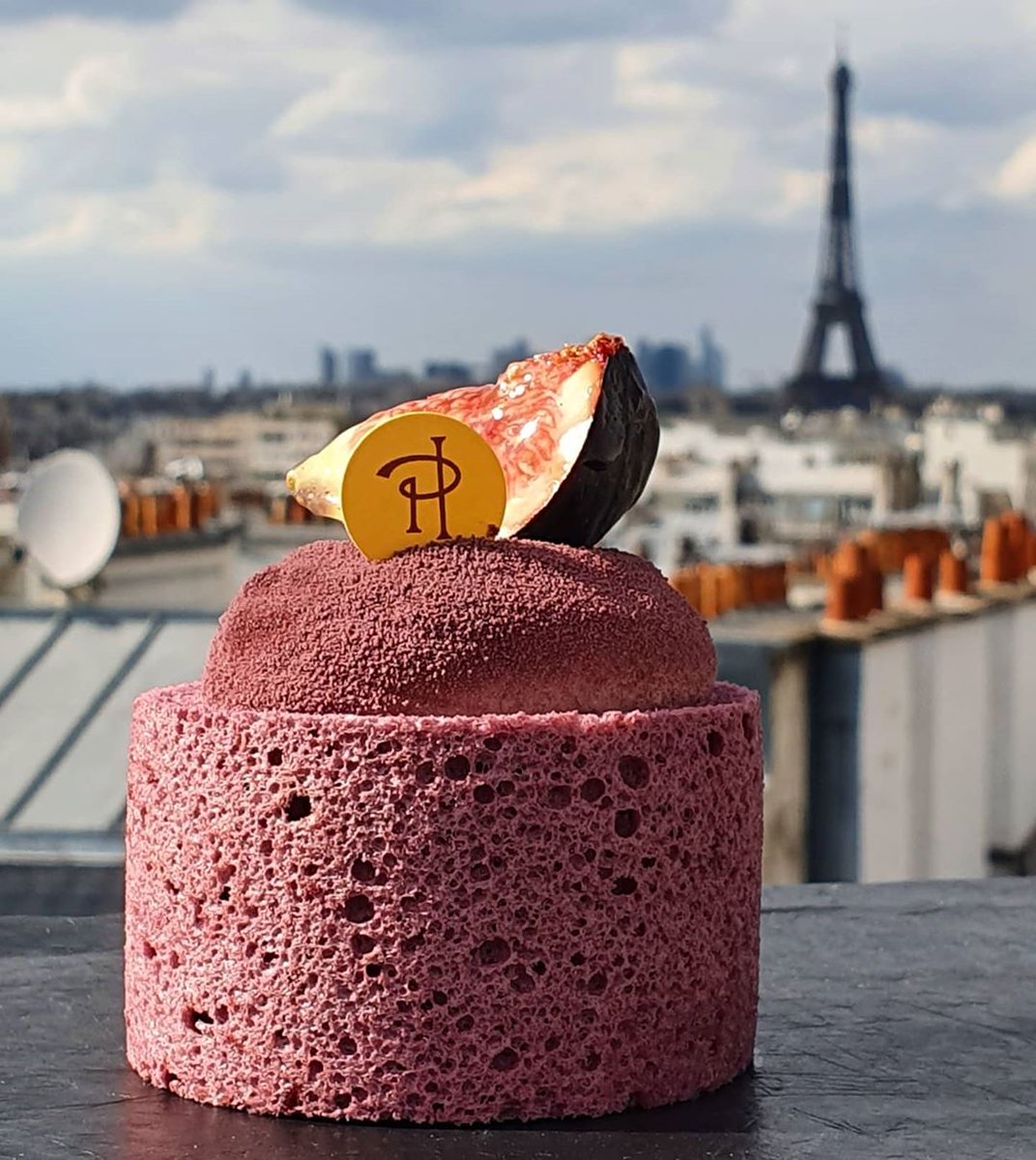 Biscuit moelleux amande, compote de figues, compotée de poires, crème mascarpone à la feuille de figuier : l’entremets Alkinoos est uniquement disponible jusqu’au week-end prochain dans nos boutiques parisiennes et en ligne. Il serait dommage de ne pas en profiter 😋 #PierreHermé