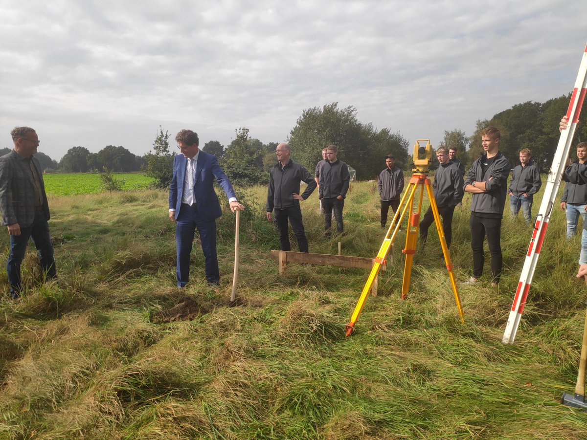 De eerste schop in de grond voor de #baraklinde. De burgemeester begint aan de bouw. Project tussen onderwijs van <a href="/Alfacollege/">Alfa-college</a> bouwkunde en de stichting 75 jaar Barak Linde