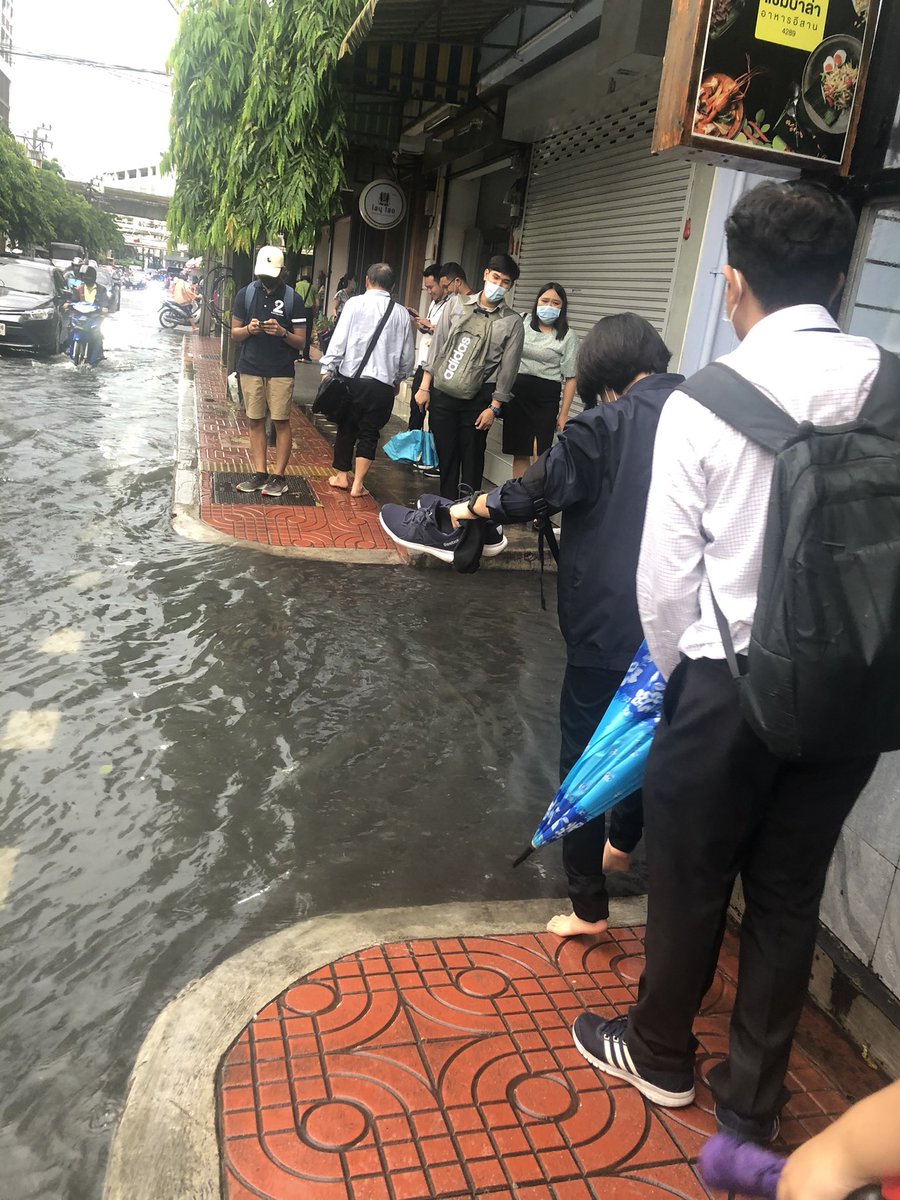 songkranssk2's tweet photo. คุณภาพชีวิตที่รัฐมอบให้ประชาชนค่ะ  #ฝนตก https://t.co/vwBCOK4D3E