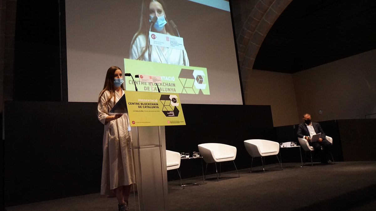 CambraBCN's tweet photo. Passem ara a les intervencions dels membres que formaran l'equip executiu del #CentreBlockchainCAT!

👉 Vasilisa Marinchuk (@VMarinchuk) recorda la celebració de la segona edició a l'octubre del congrés #Democracy4All, on hi estarà representat el sector blockchain català. https://t.co/T0sCnBKzpf