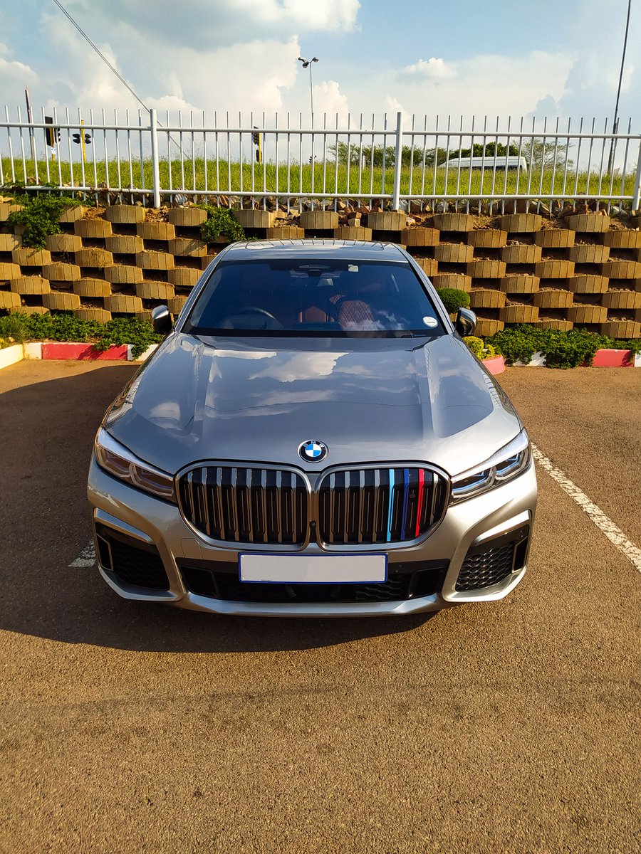 cars_pixels's tweet photo. Go BIG or Go Home
The new BMW M760Li with a large kidney grille. Fitting for a car with a 6.6L V12. https://t.co/6MIgSDcTit