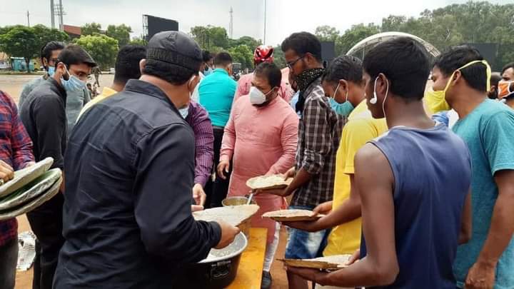 NiteshS43397428's tweet photo. आन्दोलनरत सहायक पुलिसकर्मियों को भोजन कराते
#DeepakPrakash
#Dharampalsingh
#pradipverma
@kislay_official
@VarunKumarBJP
@Amitabh_Dhiraj
@suryaprabhat29 https://t.co/okwSbxFg1v