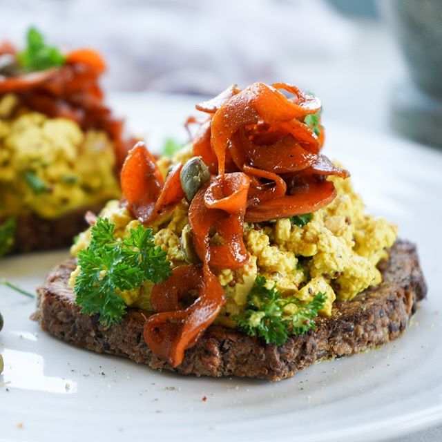 Weekend breakfast idea! Vegan smoked carrot ribbons with tofu scramble 😋🥕⁣
This beautifully crafted sandwich, based on our <a href="/seedfulbread/">Seedful®</a> comes from our great friend Hanna @mygoodnessrecipes 💕Plenty other recipes at her site, as well.⁣
