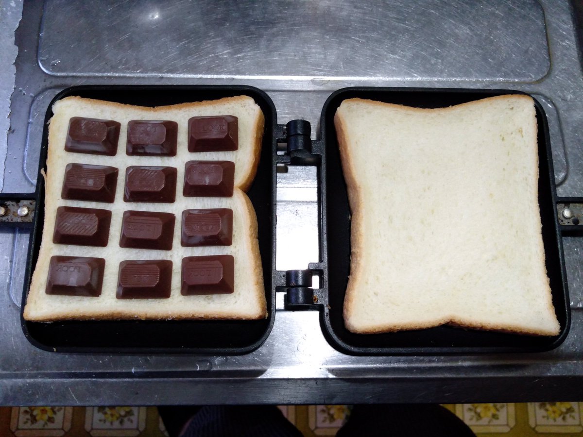 katarukatarutak's tweet photo. コレをこうしてこうすればチョコミントホットサンド
#チョコミン党 
#チョコミントは正義 https://t.co/iRpNuMSW8Z