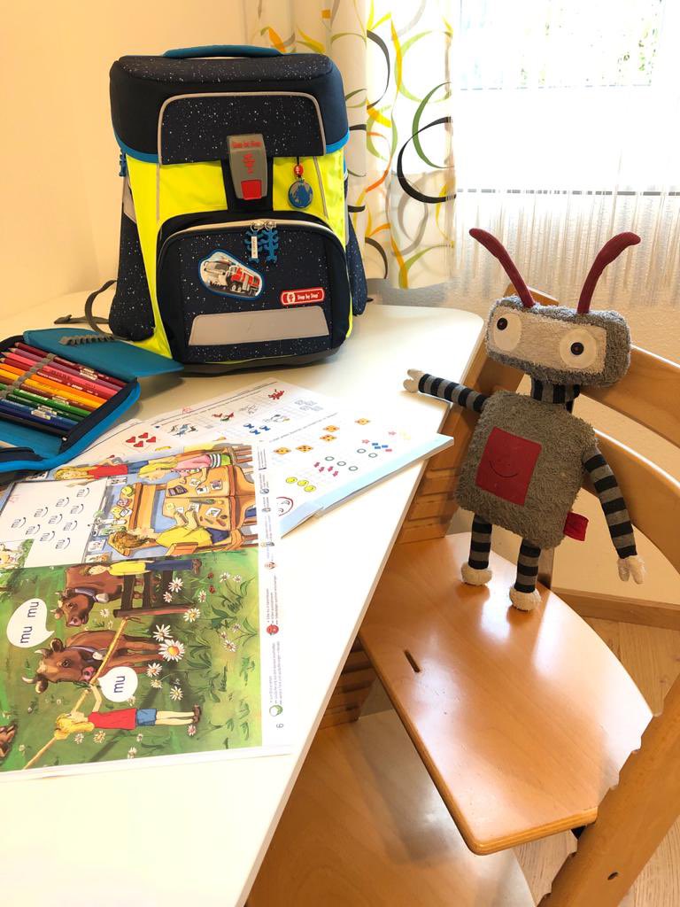 Die ersten Schultage sind bereits vorbei und ich bin robomotiviert zum Lernen und mache meine Hausaufgaben immer ganz ordentlich. 📚✏️
Euer Musterschüler Filli Future ✌🏻😎 #fillifutute