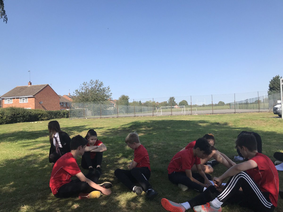 khs_pe's tweet image. Mr Grants year 10 GCSE group enjoying the sunshine while solving scenarios about the roles of nutrients. #PE #Practicaltheory #carbohydrates #proteins #Fats #fibre #vitamins&amp;amp;minerals #water