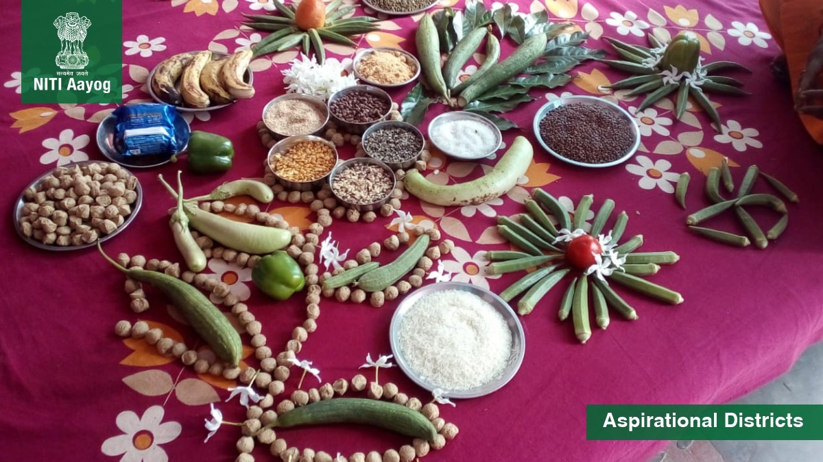 NITIAayog's tweet photo. #AspirationalDistrict Haridwar is celebrating #POSHANMaah2020 by educating pregnant mothers about the benefits of an iron and vitamin rich diet, for them and their child through Poshan Rangolis. 

स्वस्थ, सुखी अवं समृद्ध जीवन के लिए #MissionSahiPoshan! 🙌 https://t.co/UeBD9FIhBW