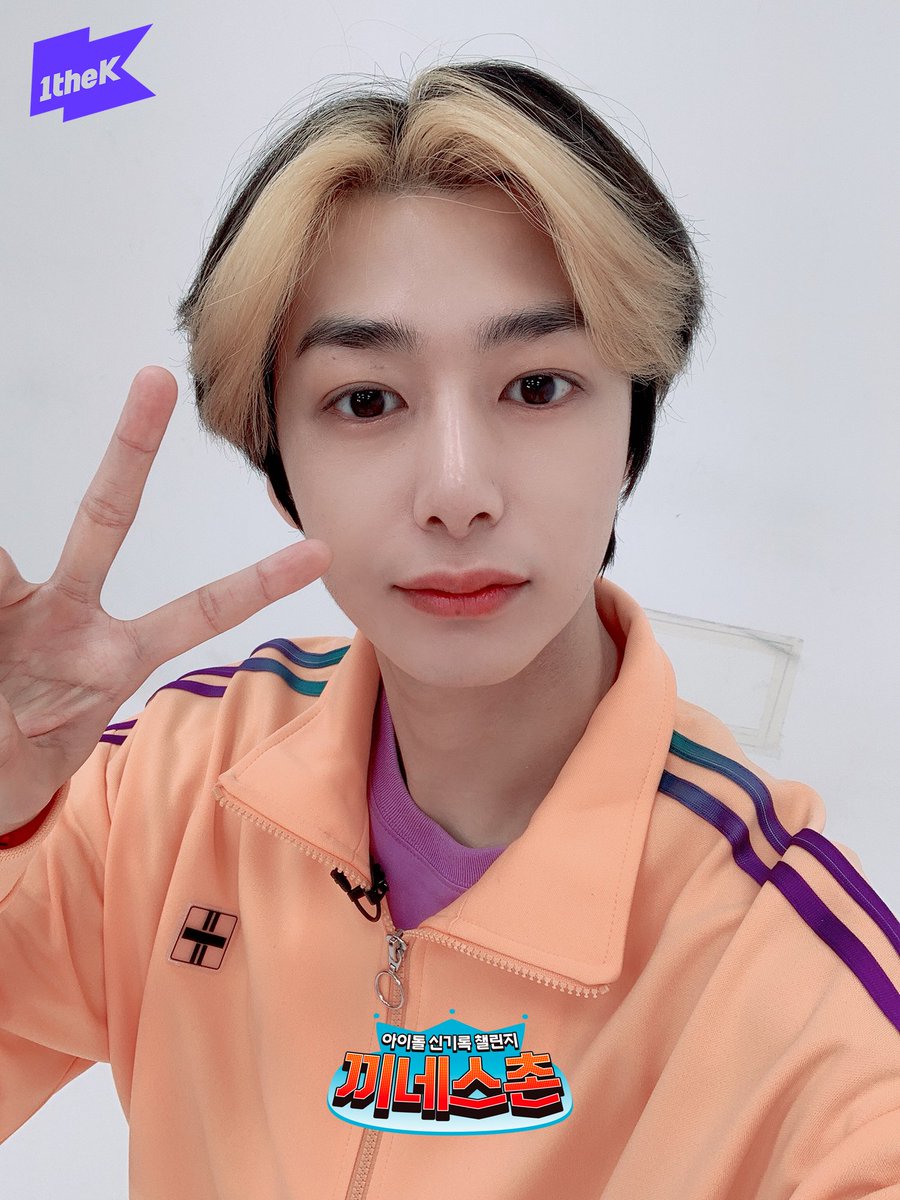 iamyourgom's tweet photo. can you all leave Hyungwon alone??? its just a hairstyle, Hyungwon is a very timid and quite person!! he probably meant no one complimented his hair like others and felt bad. we should be loving him rn https://t.co/I0HE1H3OWU