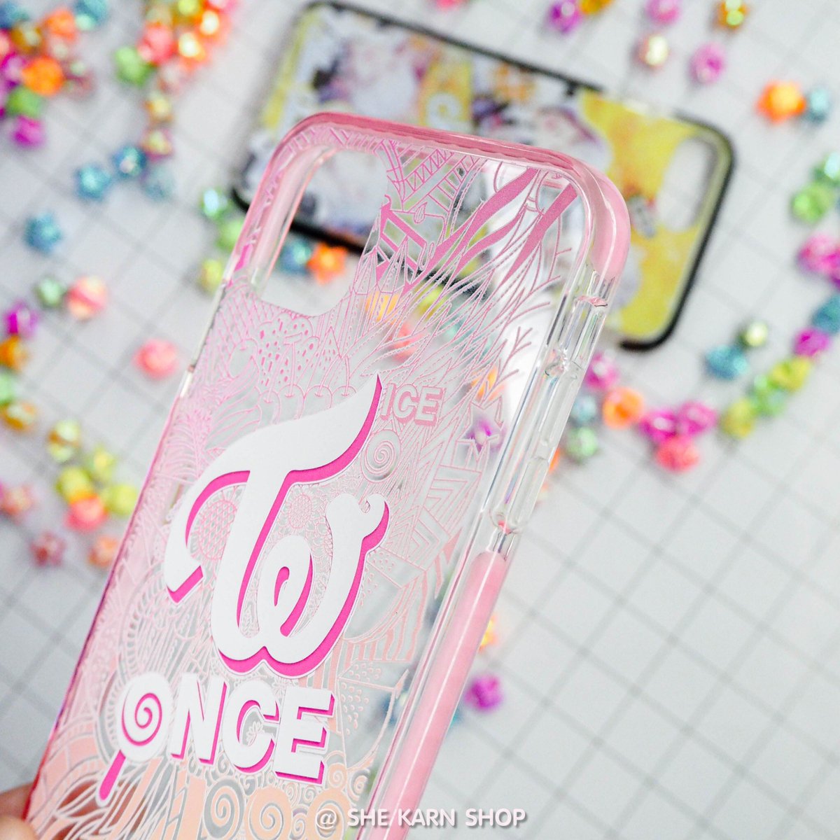 shekarncase's tweet photo. #sksเคสใส ลาย #SksTwice แบบเว้นพื้นหลัง สกรีนลงบนเคสใสพรีเมี่ยม เคสประเภทนี้มีรุ่นไม่เยอะสีกรอบตอนนี้มีสีดำ สีขาว และสำหรับ iPhone 11 จะมีสีชมพูเพิ่มเข้ามา 

-เคสใสมีรุ่นเยอะมากกก ราคา 350฿ รวมส่ง ems 
-เคสใสพรีเมี่ยม มีรุ่นน้อยกว่าลดจาก 390฿ เหลือ 350฿ 
สอบถามรุ่นได้เลยจ้า https://t.co/qa9zdzcflL