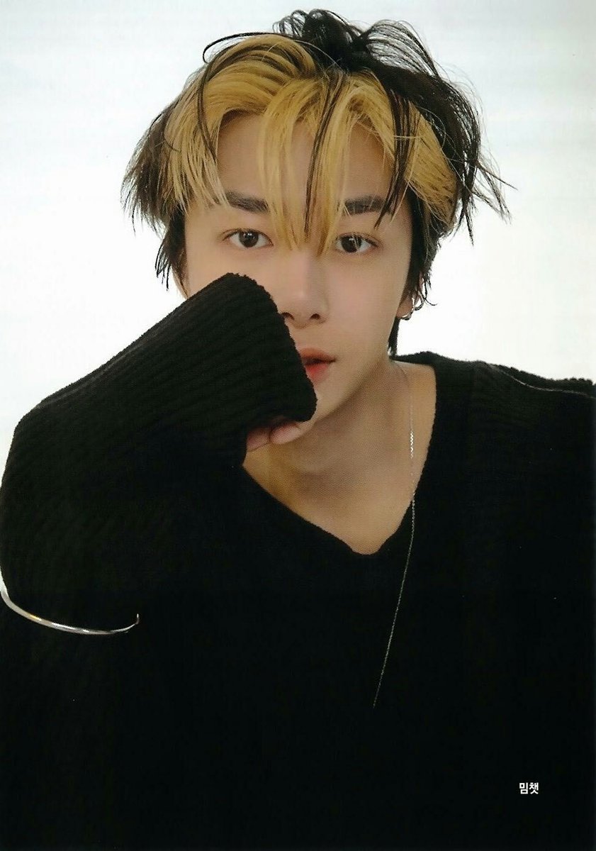 iamyourgom's tweet photo. can you all leave Hyungwon alone??? its just a hairstyle, Hyungwon is a very timid and quite person!! he probably meant no one complimented his hair like others and felt bad. we should be loving him rn https://t.co/I0HE1H3OWU