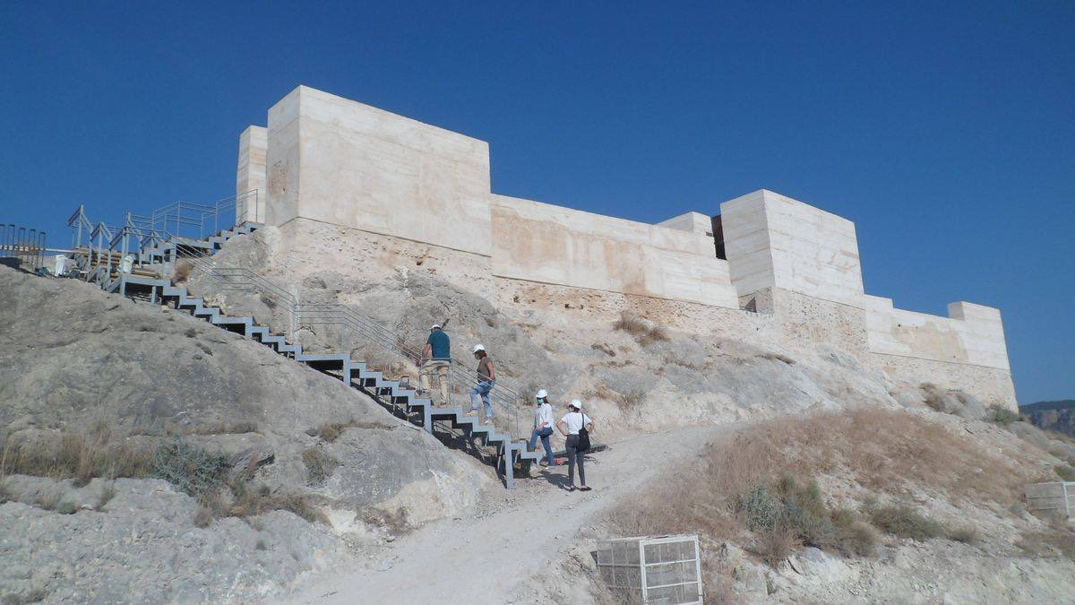 harcamedievalis's tweet photo. No hi ha paraules... o potser sí: bestialitat!
Això és necessari per a consolidar uns murs. Ara anar a #Xixona és anar a per torrons, oblideu-se’n del castell!
📷J.A. Rico https://t.co/ITiwEONYiU