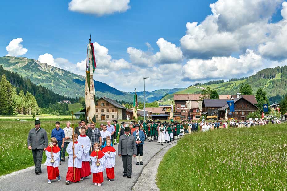 Aus Liebe zur Heimat❤️
Die vielen Vereine im Tannheimer Tal zeugen vom Zusammenhalt und der gemeinsamen Geschichte der Menschen hier. 

Mehr darüber erfährst du in unserem online Magazin👇
tannheimertal.com/online-magazin…

#tannheimertal
©️ TVB Tannheimer Tal/Achim Meurer