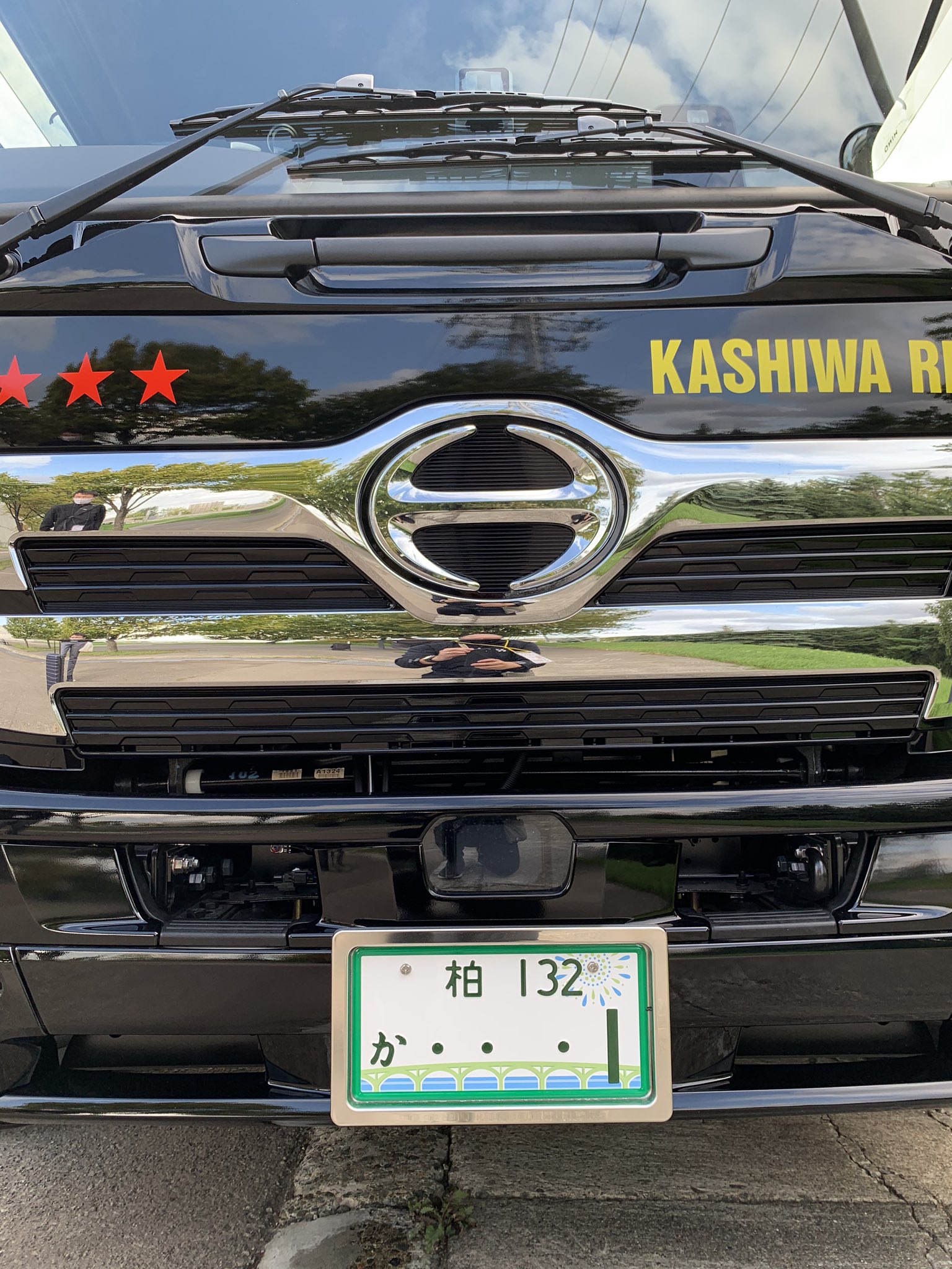 柏レイソルofficial クラブスポンサーでアウェイ遠征の用具運搬をいただいている 日立物流 さんのトラックがリニューアルされました チームバスと同じロゴが載るブラック仕様に ナンバープレートやホイールにもこだわりが 今回も遠く札幌