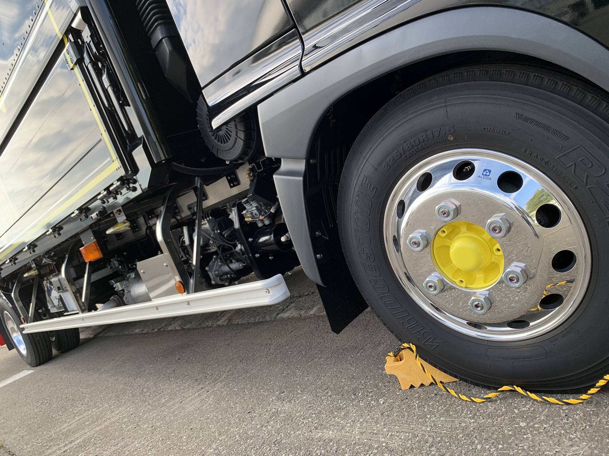 柏レイソルofficial クラブスポンサーでアウェイ遠征の用具運搬をいただいている 日立物流 さんのトラックがリニューアルされました チームバスと同じロゴが載るブラック仕様に ナンバープレートやホイールにもこだわりが 今回も遠く札幌まで レイソル