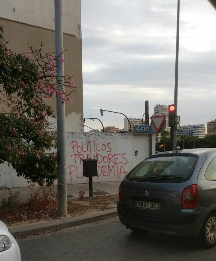 ppcampos99's tweet photo. Me acaban de pasar esto, right now, ya estoy contenta, hay al menos UNA persona en mi zona que no es retra, os lo podéis creer?? 😊😊😊👏👏👏👏 https://t.co/mN18UdaQhl