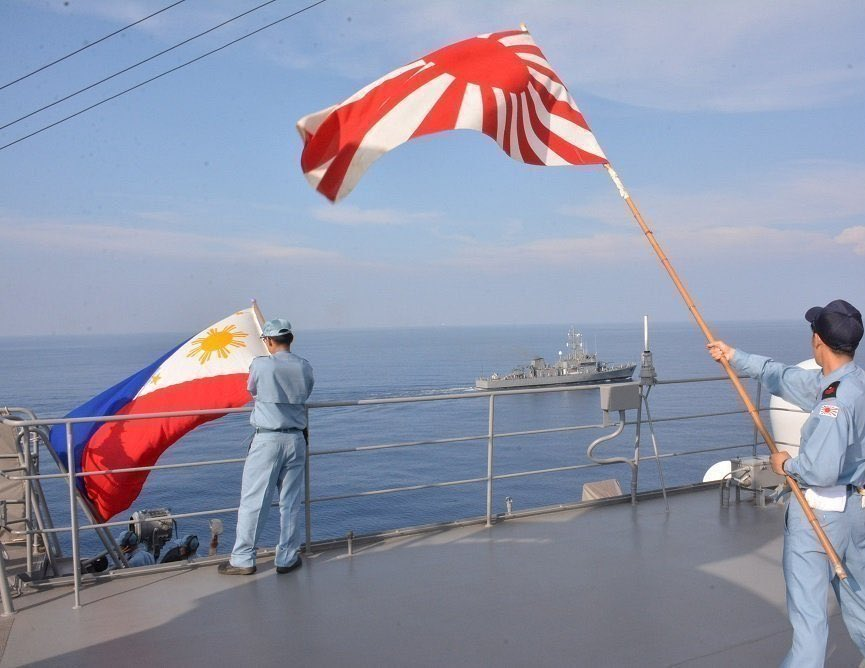 solar_sunlight's tweet photo. Korea is still attacking Bella Poarch. Rising Sun Flag is the current Japanese Navy flag. The Philippine government has officially acknowledged it and is training together. It's strange that she be blamed. 😰
#cancelkorea
#ApologizeToFilipinos
#Cancelracism
#SorryToFilipinos https://t.co/3rgnMJaGvT