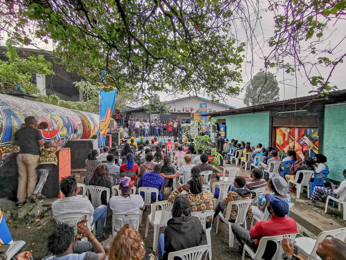 KivuArts's tweet photo. Le spectacle #VijanaPamoja s'est tenu, comme prévu,  avec brouillon en ville de #Goma. Le premier spectacle pluridisciplinaire pour prêcher la paix et la non non-violence au sein de la jeunesse congolaise. https://t.co/OHiIFfebvr
