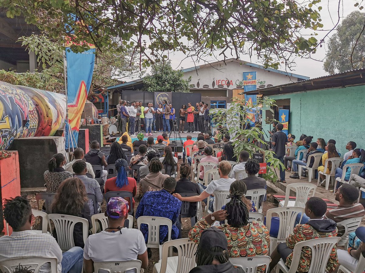 KivuArts's tweet photo. Le spectacle #VijanaPamoja s'est tenu, comme prévu,  avec brouillon en ville de #Goma. Le premier spectacle pluridisciplinaire pour prêcher la paix et la non non-violence au sein de la jeunesse congolaise. https://t.co/OHiIFfebvr