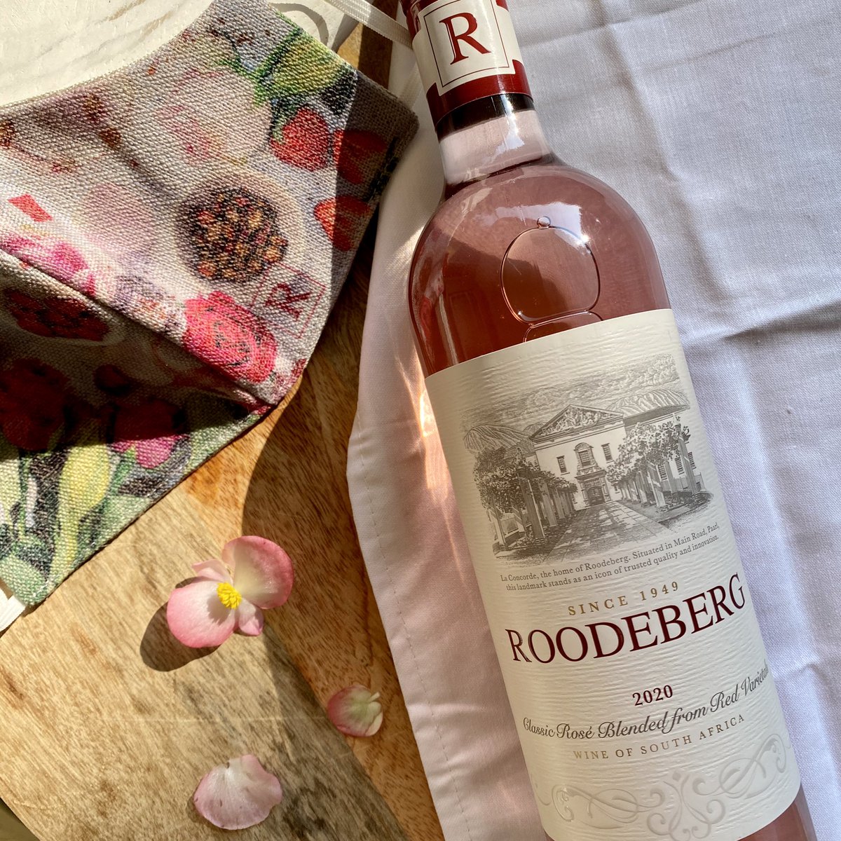 mammachefjozi's tweet photo. If I had rose-coloured glasses, they would be the colour of this wine! I should totally get a pair! 😜
But I was sent this gorgeous linen mask from Roodeberg, along with the most beautiful pink rosé ever, the @Roodeberg_Wine Classic Rosé 2020.
#RoodebergSpring #Gifted 🍓🍓 https://t.co/FrKPhL0PbM