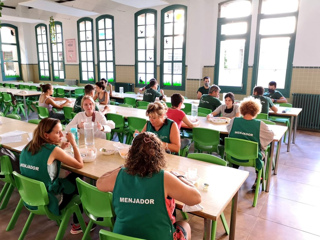 epiasabadell's tweet photo. L'equip educatiu de monitores i monitors del menjador de l'Escola acompanya en aquest espai educatiu tan important del TEMPS DEL MIGDIA
#MENJADORPIASABADELL https://t.co/odTAwtiovi