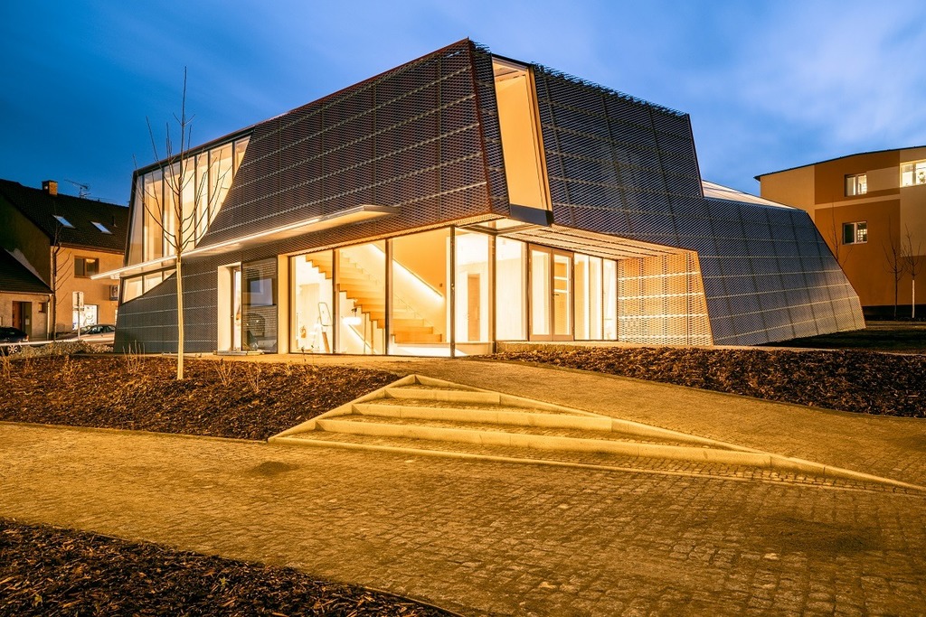 HCG_CR's tweet photo. Získali jsme ocenění v soutěži Stavba roku Středočeského kraje 2020! Společenské centrum Sedlčany, kam jsme dodávali beton, získala zvláštní cenu za realizaci veřejného prostoru, ale také nominaci na titul Stavba roku! Přečtěte si více ➡ https://t.co/8HACobRZmw https://t.co/xnvCgbqMOE