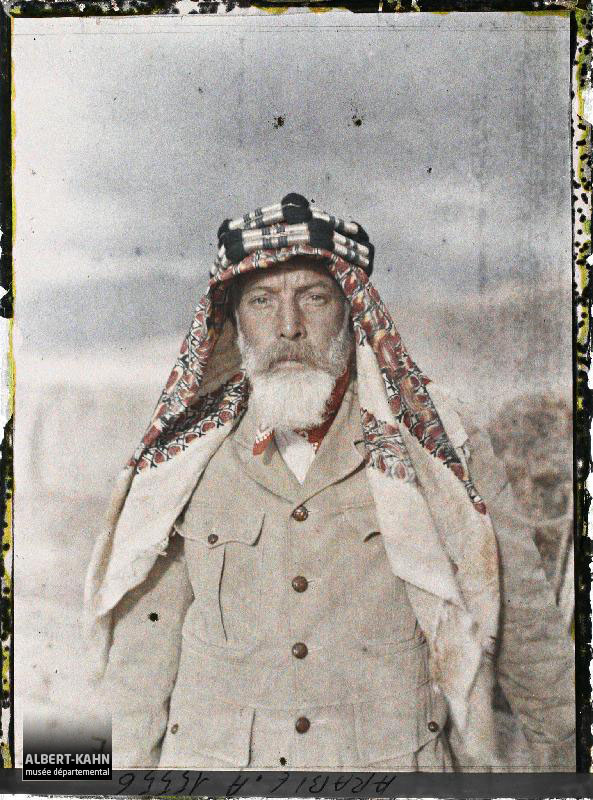 StuartHumphryes's tweet image. You know the Canadian actor Donald Sutherland? Well, this isn&apos;t him. It was actually taken 102 years ago on Monday 25th March 1918 at Aqaba (now in Jordan) by Paul Castlenau. It&apos;s the French Army&apos;s Adjutant Chatellain, whom I&apos;ve restored for you. I&apos;ve included the original image