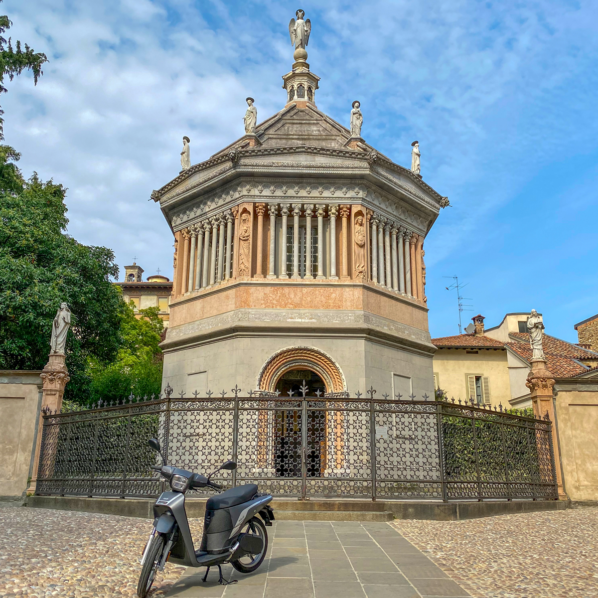 askoll_mobility's tweet photo. In centro storico in sella a uno scooter? Si può fare.
A Bergamo, come in moltissimi comuni italiani, i veicoli elettrici possono circolare in ZTL: le bellezze delle nostre città non sono mai state così vicine. #NGStour https://t.co/VInrORiWpN