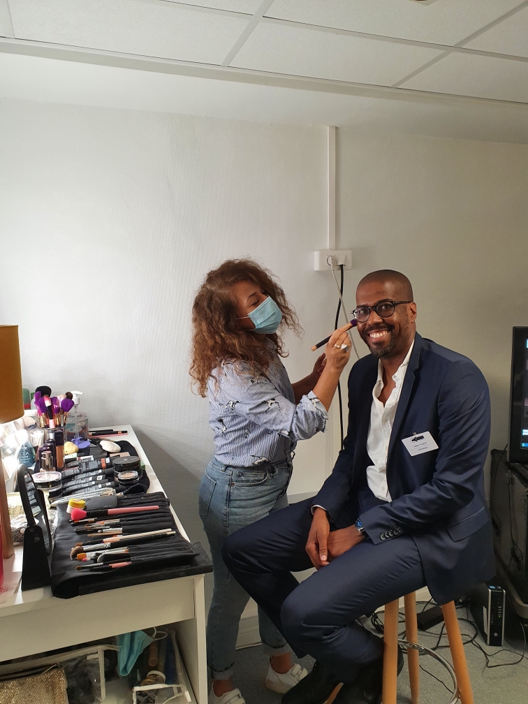 La #conférence de <a href="/GenesysFrance/">Genesys France</a> sur le nouveau visage de la #relationclient à l’occasion de #CXParis, c’est dans moins de 30 minutes ! Découvrez le bilan du baromètre réalisé en partenariat avec <a href="/orangebusiness/">Orange Business</a> et confronté à la vision de <a href="/Decathlon/">Decathlon</a>. Agitation en #Backstage  !