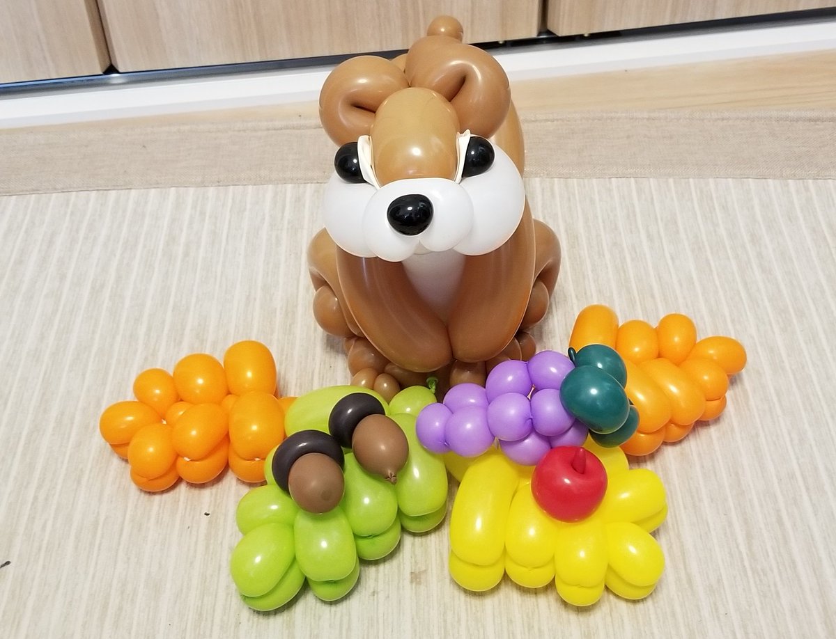 みこぞぅ まーちさんのリスのオンライン講座受けました リスはモッチリ可愛いし 葉っぱも色々使えそうで嬉しい 練習のが小さめだったから 並べたらカップルみたいでこりゃまた可愛い バルーンまーち オンライン講座 リス講座 バルーンアート