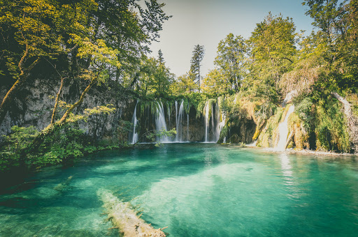 __EasyTravel's tweet photo. 🔵Vous hésitez à partir découvrir la Croatie ? 
Voici 2 paysages qui vont vous faire changer d'avis ! ✨

#PPAFLY20 #EASYTRAVEL https://t.co/NtNl29GeqD