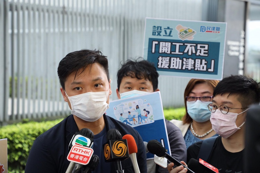 一批民建聯成員到政府總部外請願，要求政府設立失業援助金，建議援助期至少三個月，每月發放不少於6000元或與補就業津貼額一樣，即9000元水平；又建議政府設立開工不足援助津貼、創造更多臨時職位等，為失業人士提供更多支援措施。