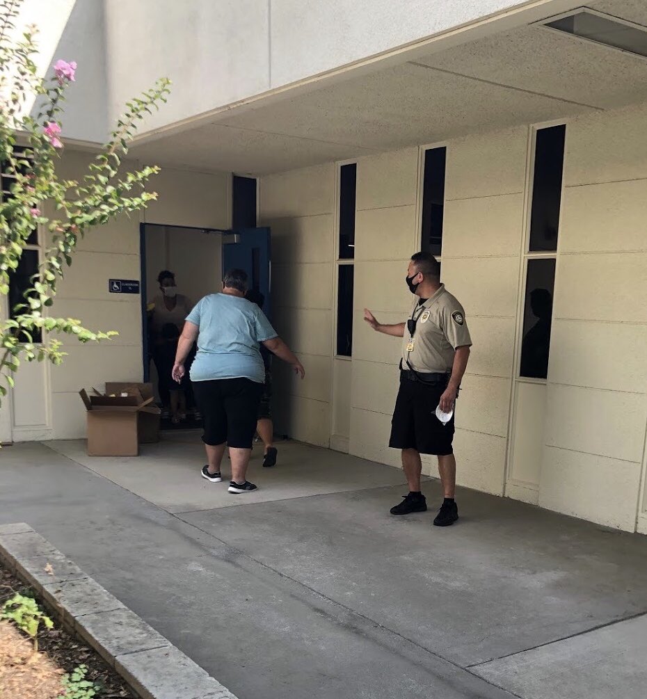 CJUSDSafety's tweet photo. Stopped in at @Smith_stars to check in on staff when we encountered @CJUSDSafety A. Jones assisting a parent with directions on where to access school resources. #HighlyVisible #SchoolSafety #EVERYday #cjusdS3 https://t.co/PeTSHzQfOO