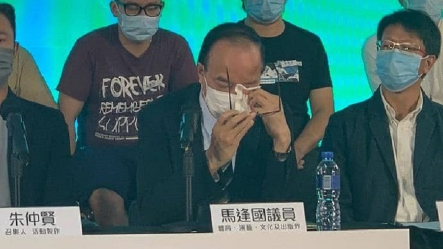 體育、演藝、文化及出版界立法會議員馬逢國昨日在記者會上落淚，指政務司司長張建宗希望無受資助界別「識大體」的言論令他難受。馬逢國今日澄清，指張建宗未說過要任何界別或人士要「識大體」，如果引起對方困擾，向他致歉。