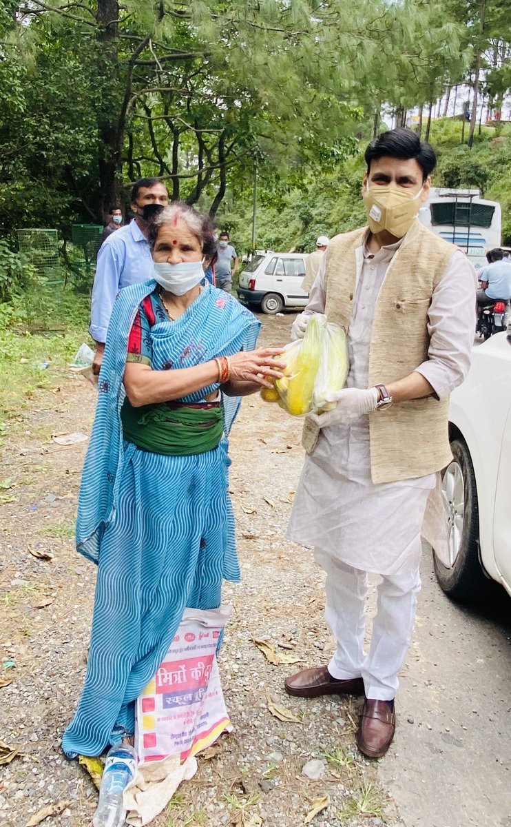 Sanjeevaryamla's tweet photo. स्नेह,अपनत्व,आशीर्वाद यें आपके जीवन में आपकी सफलता की आधारशिला है। कल मंगोली में चाची घर से मेरे लिए पहाड़ी ककड़ी/पहाड़ी नींबू लेकर आयी बोली किसी और को मत देना।पहाड़ में अपनत्व, स्नेह ही हमारी पहचान को औरों से अलग प्रदर्शित करता है और ये ही हमारी पूँजी है। https://t.co/jzOkHnEUJR