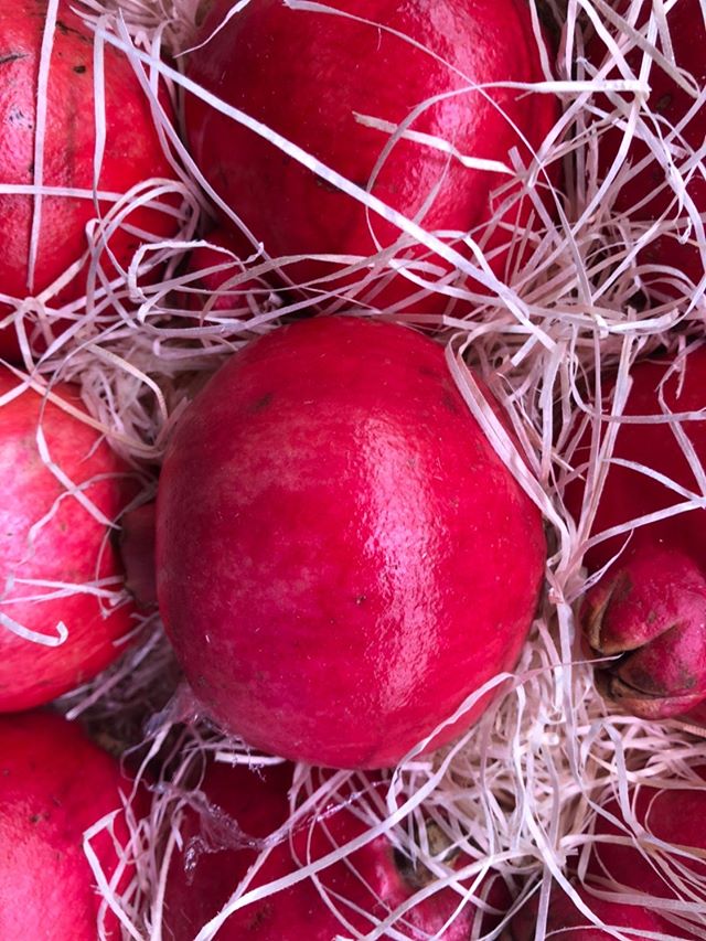 Llega el otoño 🍂 y con él las granadas a #MercadoFrutas. Sus pepitas son antioxidantes, ricas en vitamina C, potasio, hierro, fibra e hidratos de carbono.
 Disfrútala en ensaladas o como postres. Vienen de Elche, a <a href="/hermanos_salas/">Hermanos Salas</a>  en la nave A en <a href="/mercamadrid_hoy/">Mercamadrid</a>